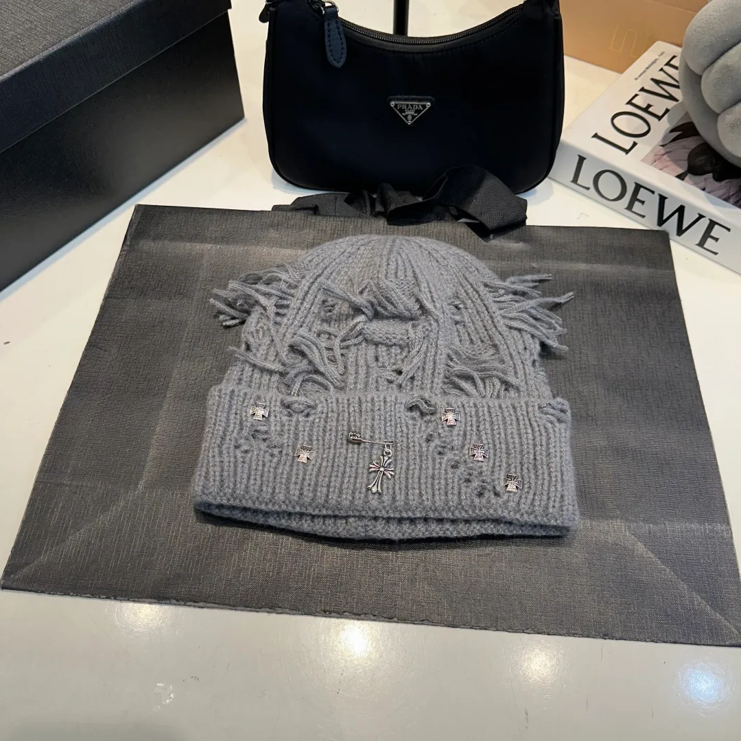 P60 Crow Heart Autumn and Winter Wool Knitted Beanie This must be the favorite of minimalism. It is clean, neat, fashionable and versatile, and will definitely not be picky about your face shape! A fashionable classic that lasts forever! Fashionable black and white can be purchased together